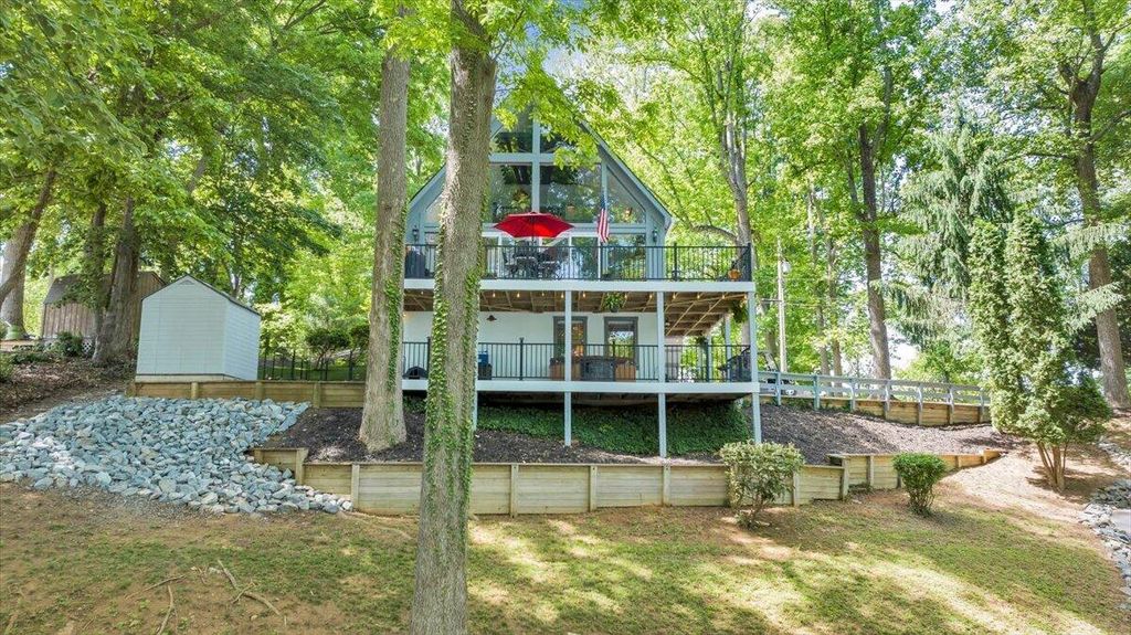890 Long Island DR, Moneta, VA 24121