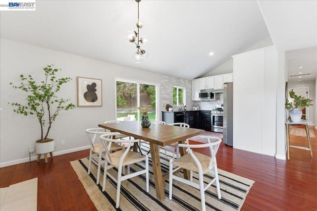 7981 Surrey Ln, Oakland, CA 94605