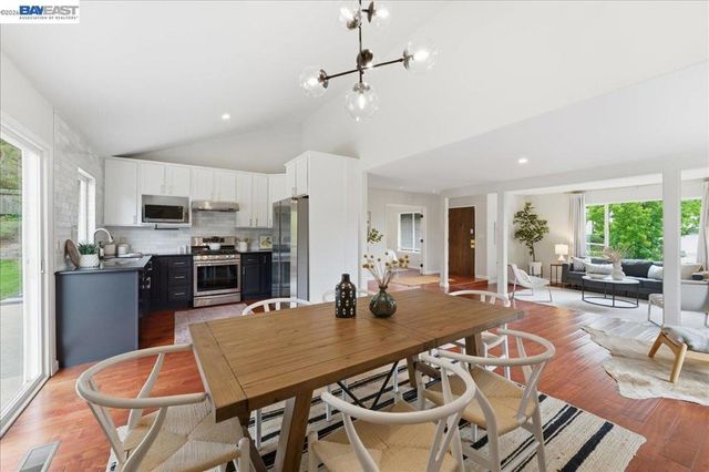 7981 Surrey Ln, Oakland, CA 94605