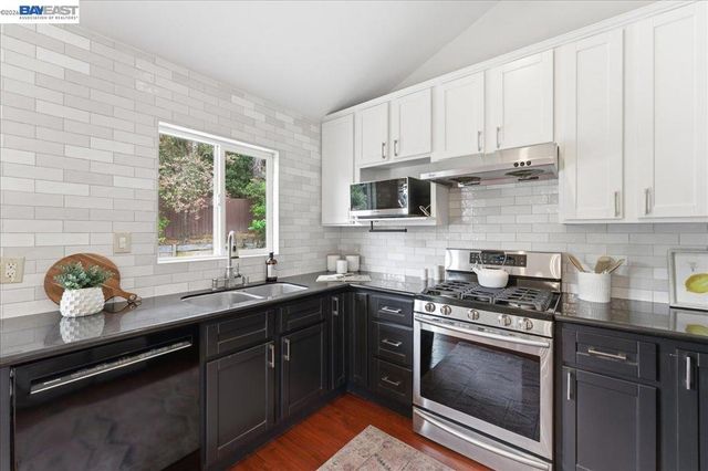 7981 Surrey Ln, Oakland, CA 94605