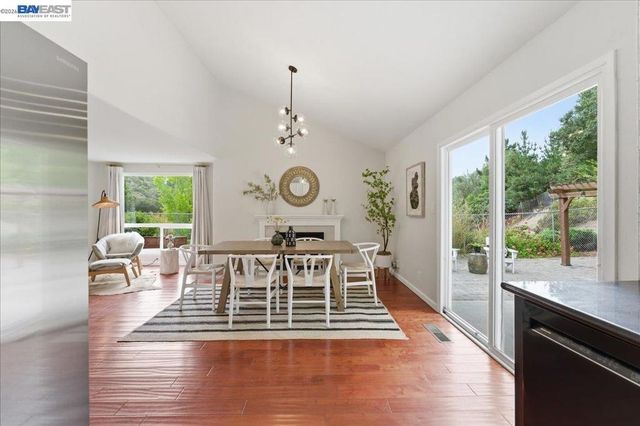 7981 Surrey Ln, Oakland, CA 94605
