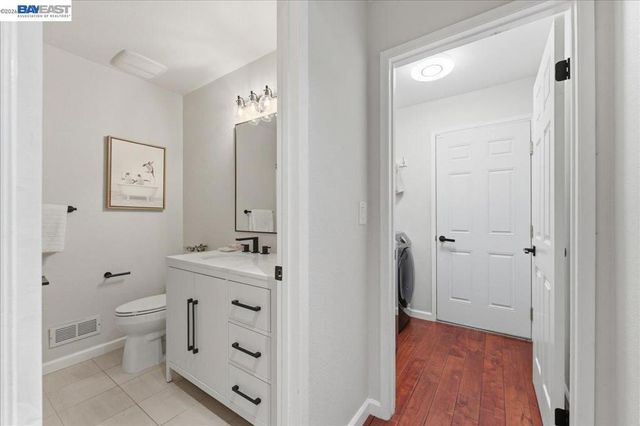 7981 Surrey Ln, Oakland, CA 94605