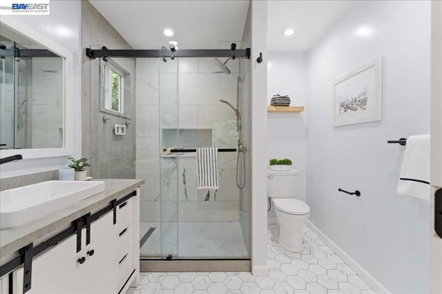 7981 Surrey Ln, Oakland, CA 94605