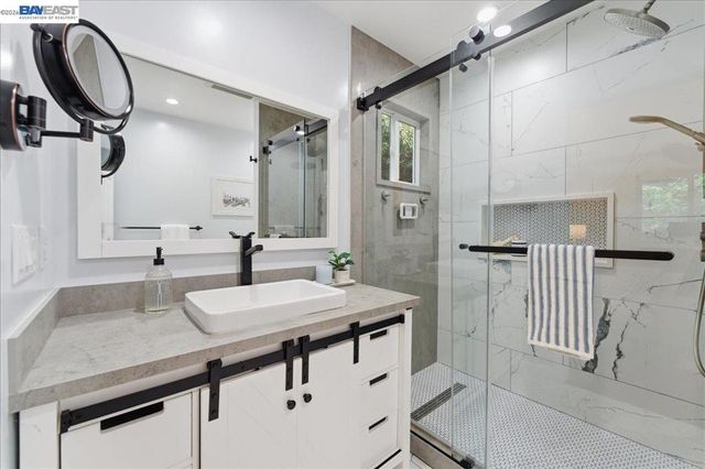 7981 Surrey Ln, Oakland, CA 94605