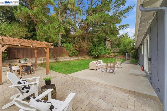 7981 Surrey Ln, Oakland, CA 94605