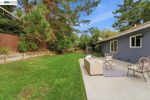 7981 Surrey Ln, Oakland, CA 94605