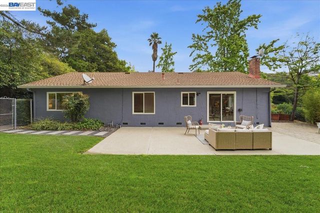 7981 Surrey Ln, Oakland, CA 94605