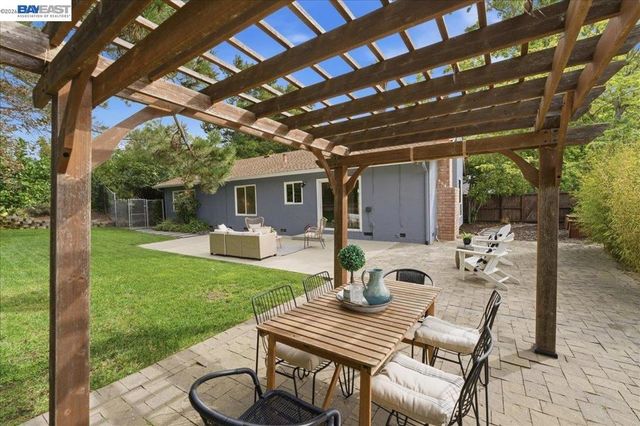 7981 Surrey Ln, Oakland, CA 94605