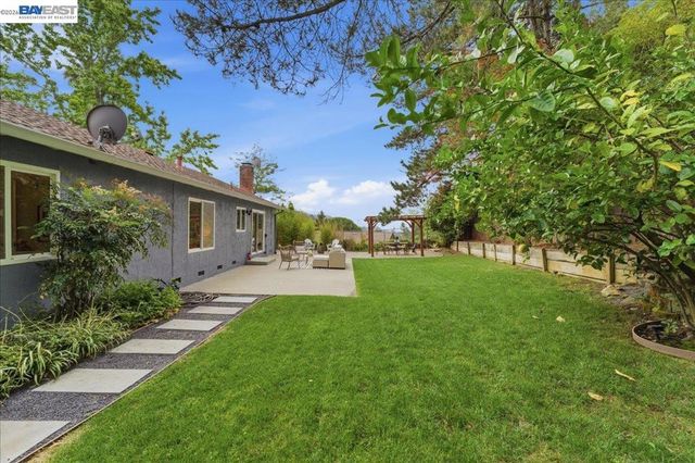 7981 Surrey Ln, Oakland, CA 94605