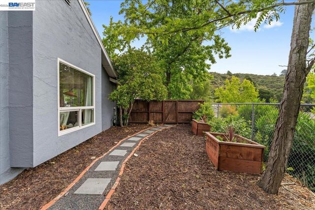 7981 Surrey Ln, Oakland, CA 94605