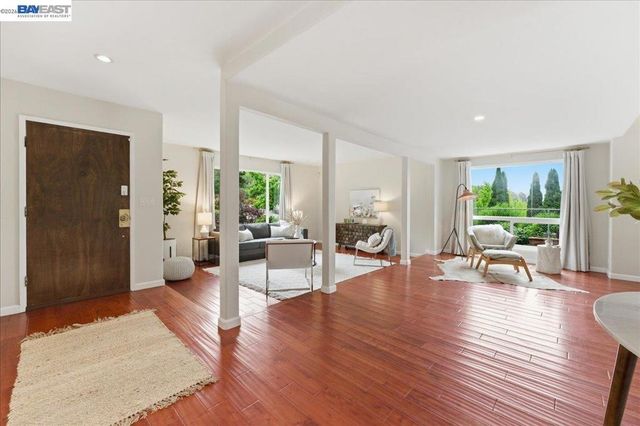 7981 Surrey Ln, Oakland, CA 94605