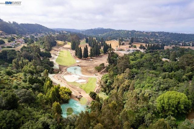 7981 Surrey Ln, Oakland, CA 94605
