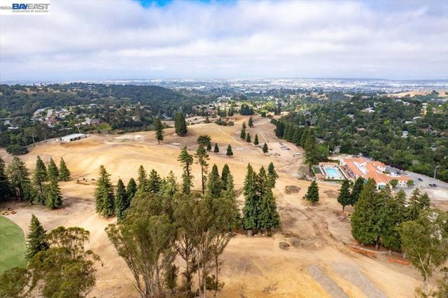 7981 Surrey Ln, Oakland, CA 94605
