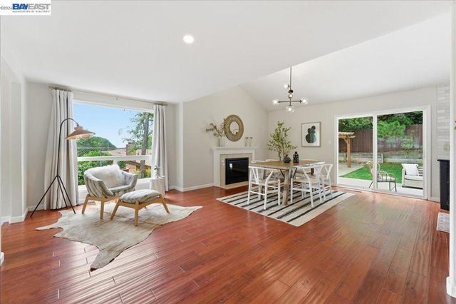 7981 Surrey Ln, Oakland, CA 94605