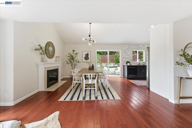 7981 Surrey Ln, Oakland, CA 94605
