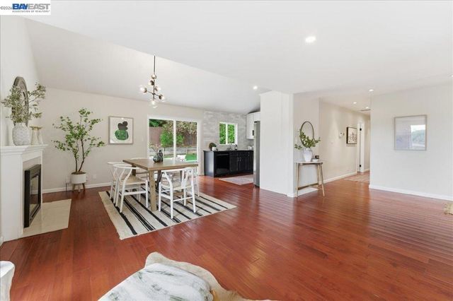 7981 Surrey Ln, Oakland, CA 94605
