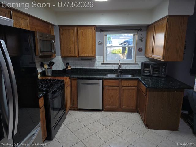 22139 Reinhardt Street, Woodhaven, MI 48183