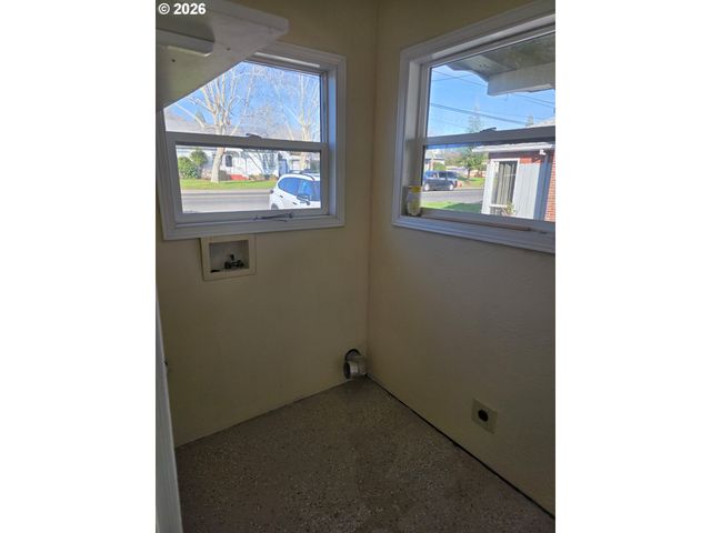 1589 Nw CALKINS Ave, Roseburg, OR 97471