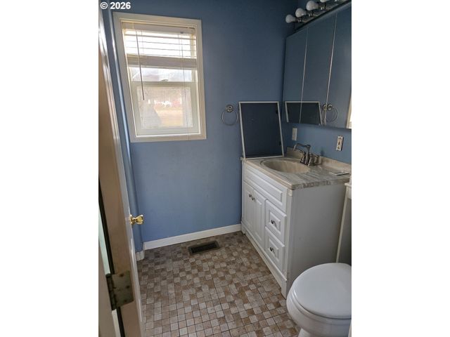 1589 Nw CALKINS Ave, Roseburg, OR 97471