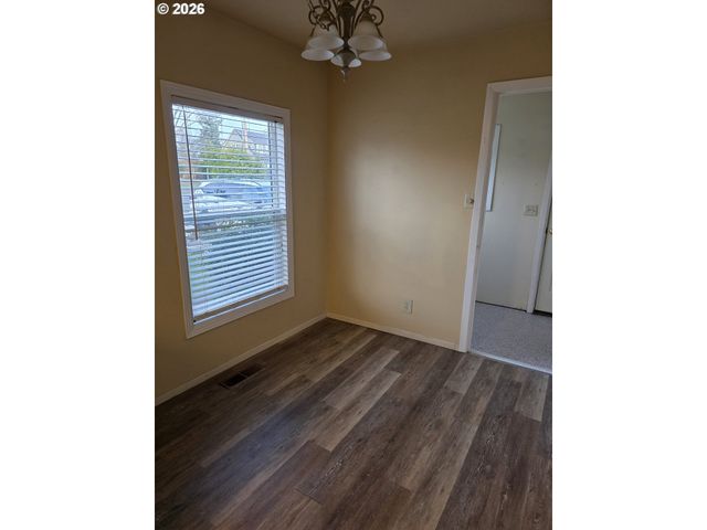 1589 Nw CALKINS Ave, Roseburg, OR 97471