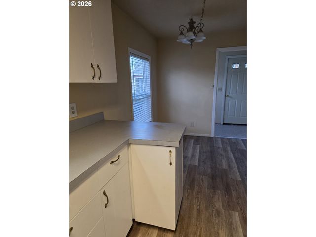 1589 Nw CALKINS Ave, Roseburg, OR 97471