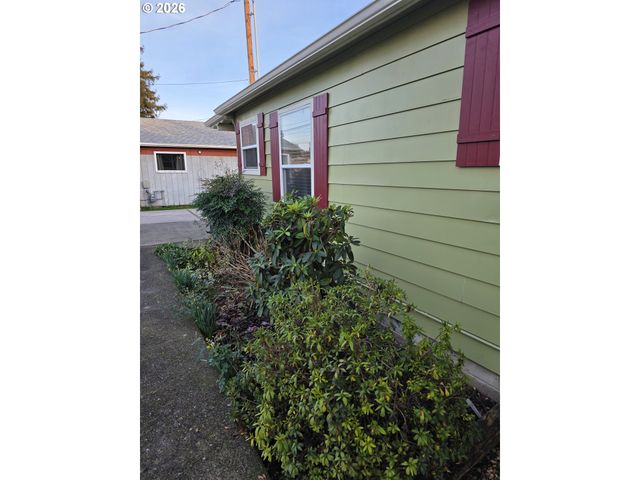 1589 Nw CALKINS Ave, Roseburg, OR 97471