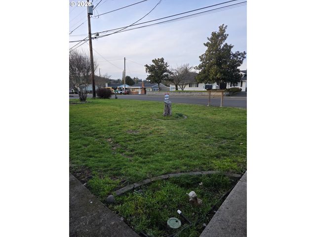 1589 Nw CALKINS Ave, Roseburg, OR 97471