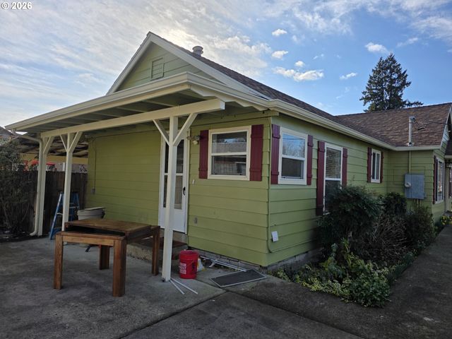 1589 Nw CALKINS Ave, Roseburg, OR 97471