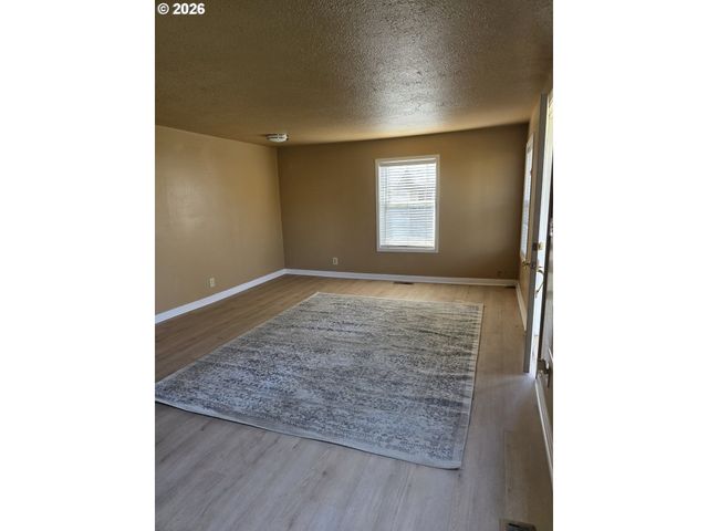 1589 Nw CALKINS Ave, Roseburg, OR 97471