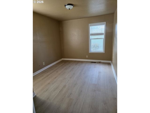 1589 Nw CALKINS Ave, Roseburg, OR 97471