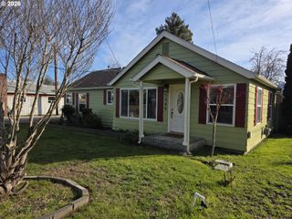 1589 Nw CALKINS Ave, Roseburg, OR 97471