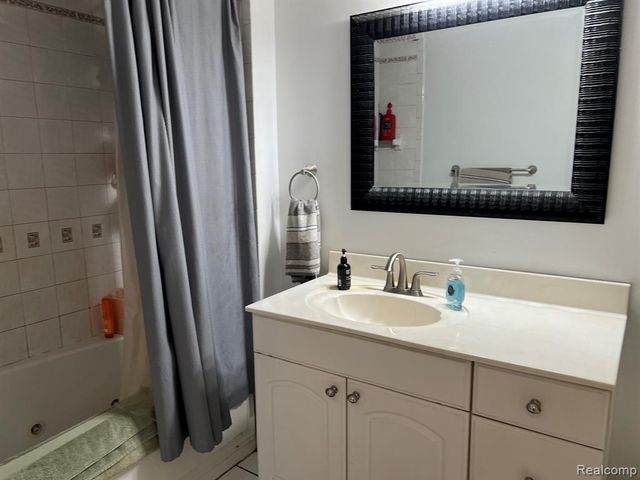 25 W Hunters Creek Road, Lapeer, MI 48446
