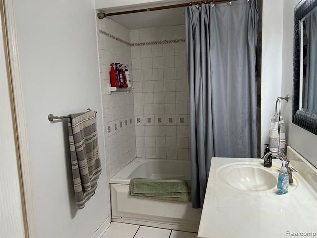 25 W Hunters Creek Road, Lapeer, MI 48446