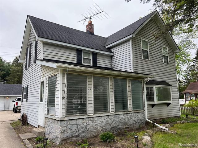25 W Hunters Creek Road, Lapeer, MI 48446