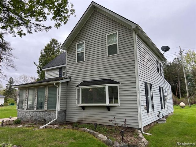 25 W Hunters Creek Road, Lapeer, MI 48446