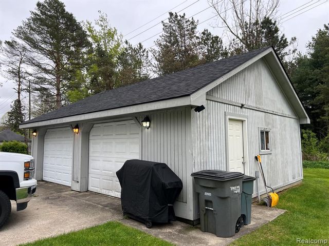 25 W Hunters Creek Road, Lapeer, MI 48446