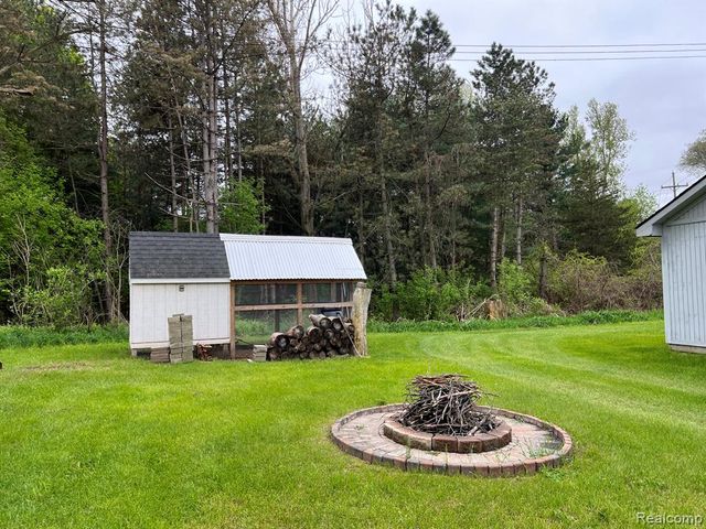25 W Hunters Creek Road, Lapeer, MI 48446