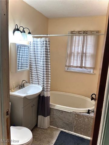 809 Delia Avenue, Martins Ferry, OH 43935