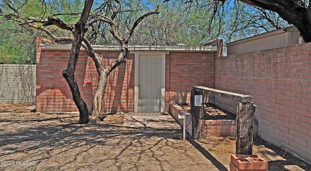 1515 E Kleindale Road, Tucson, AZ 85719