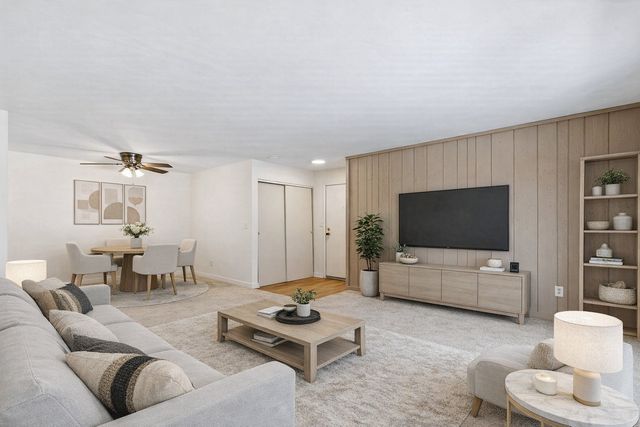 4602 W Northfox Lane 7, Mchenry, IL 60050