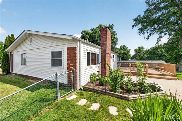 1111 Sandstone Drive, St Louis, MO 63146
