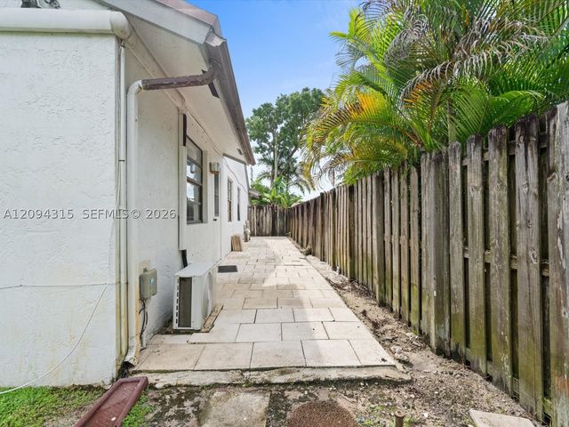 1061 Cedar Creek Way, Davie, FL 33325