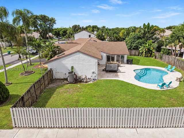 1061 Cedar Creek Way, Davie, FL 33325