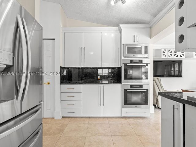 1061 Cedar Creek Way, Davie, FL 33325