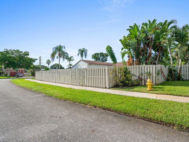1061 Cedar Creek Way, Davie, FL 33325