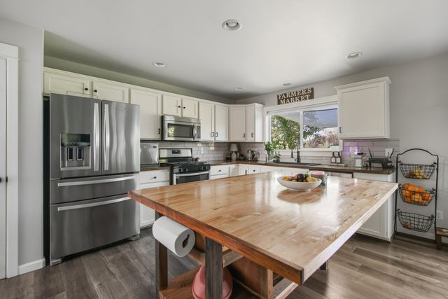 1653 NW Spruce Place, Redmond, OR 97756