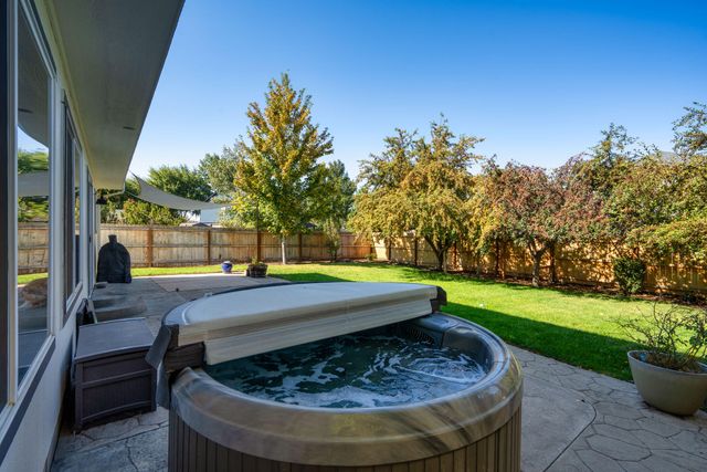 1653 NW Spruce Place, Redmond, OR 97756