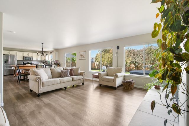 1653 NW Spruce Place, Redmond, OR 97756