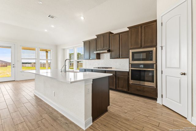 127 Arched Oak, Floresville, TX 78114