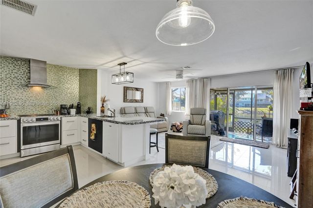 2260 W Discovery Cir W, Deerfield Beach, FL 33442